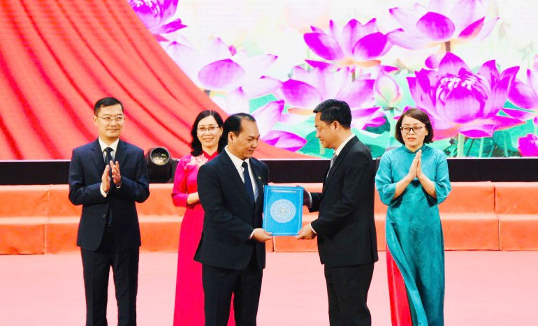 Đồng chí Hà Minh Hải, Ủy viên Ban Thường vụ Thành ủy, Trưởng ban Tổ chức Thành ủy trao Nghị quyết của Thường trực HĐND thành phố Hà Nội về chỉ định Chủ tịch, Phó Chủ tịch, Trưởng các ban của HĐND xã Đông Anh