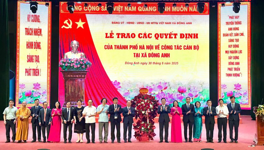 Trưởng ban Tổ chức Thành uỷ Hà Minh Hải chúc mừng Đảng bộ, chính quyền xã Đông Anh Trưởng ban Tổ chức Thành uỷ Hà Minh Hải chúc mừng Đảng bộ, chính quyền xã Đông Anh