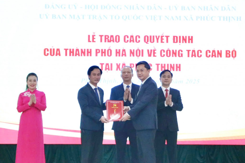 Đồng chí Hà Minh Hải trao các quyết định về công tác cán bộ tại xã Phúc Thịnh Đồng chí Hà Minh Hải trao các quyết định về công tác cán bộ tại xã Phúc Thịnh
