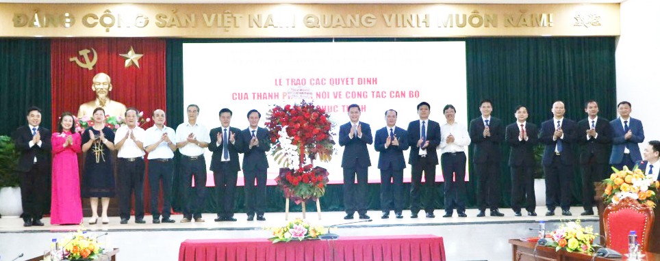 Các nhân sự thuộc bộ máy chính quyền xã Phúc Thịnh nhận quyết định vào chiều 30/6 Các nhân sự thuộc bộ máy chính quyền xã Phúc Thịnh nhận quyết định vào chiều 30/6