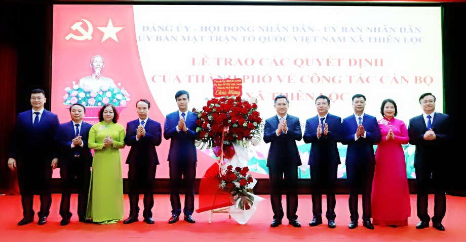 Đồng chí Hà Minh Hải trao quyết định về công tác cán bộ tại xã Thiên Lộc