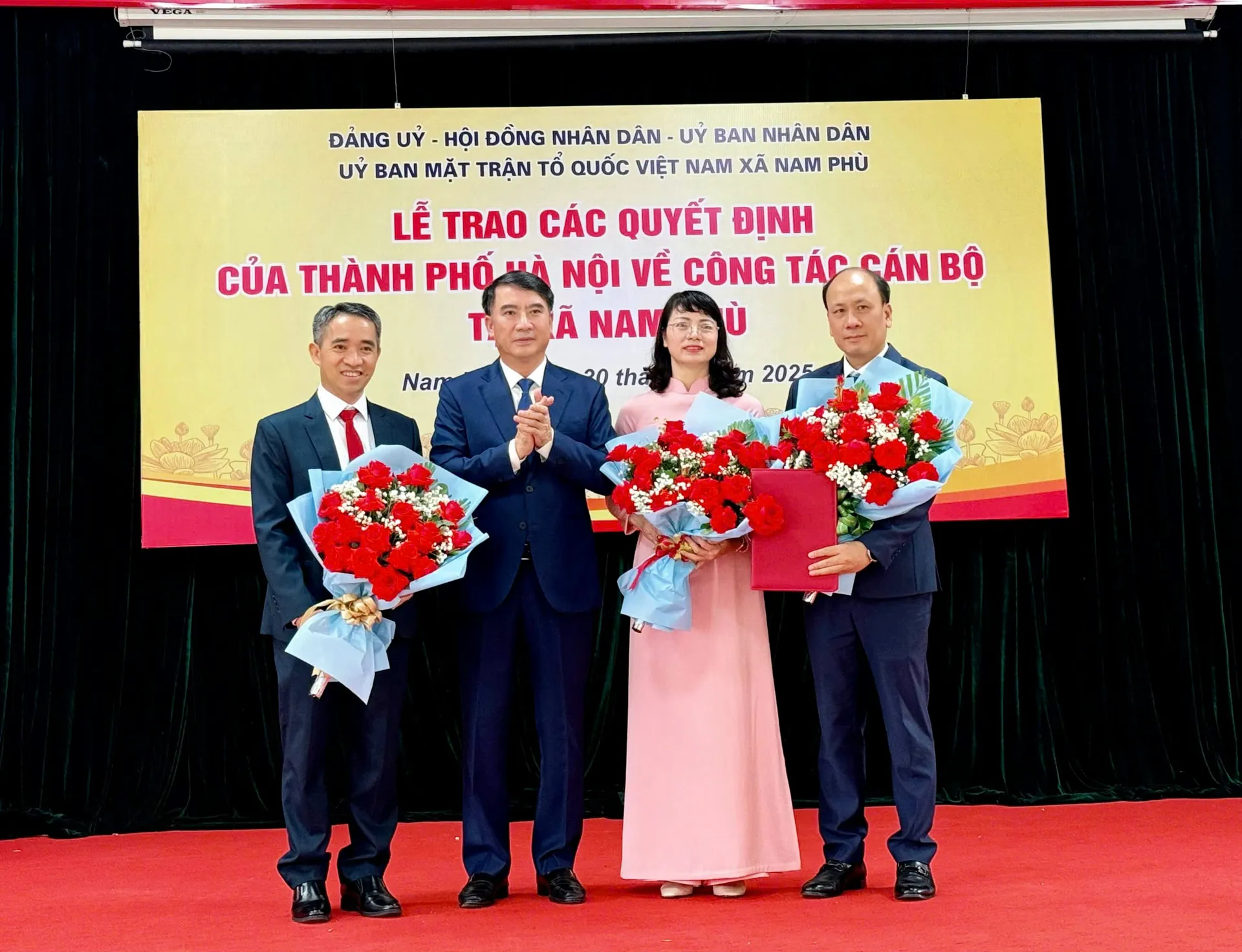 Lãnh đạo Thành phố Hà Nội trao quyết định về công tác cán bộ tại xã Nam Phù
