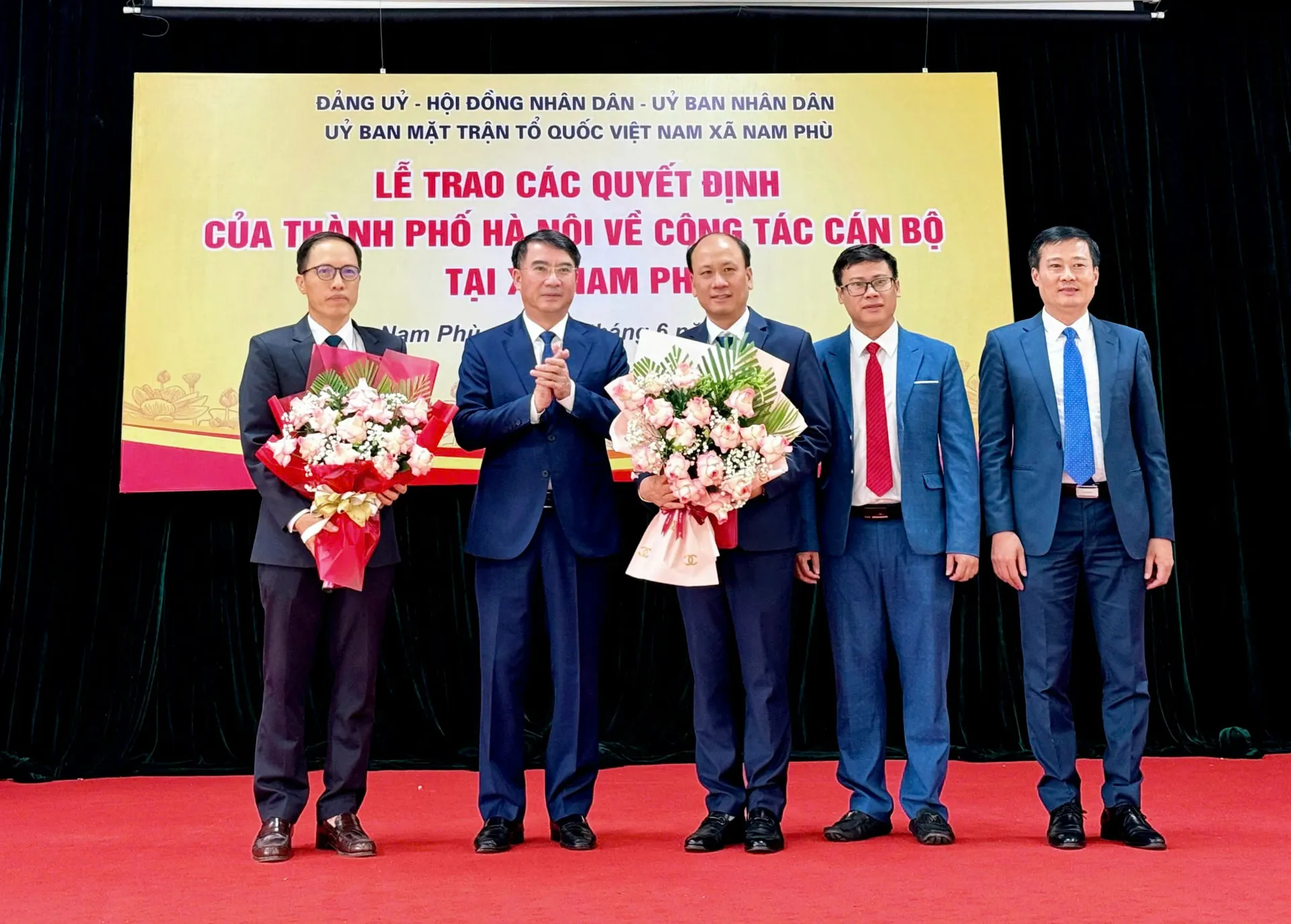 Lãnh đạo Thành phố Hà Nội trao quyết định về công tác cán bộ tại xã Nam Phù