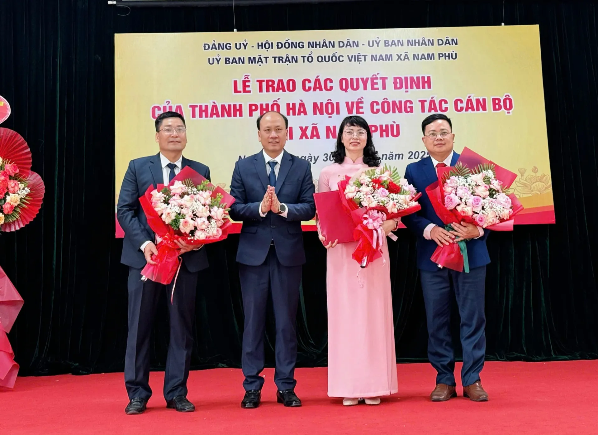Lãnh đạo Thành phố Hà Nội trao quyết định về công tác cán bộ tại xã Nam Phù