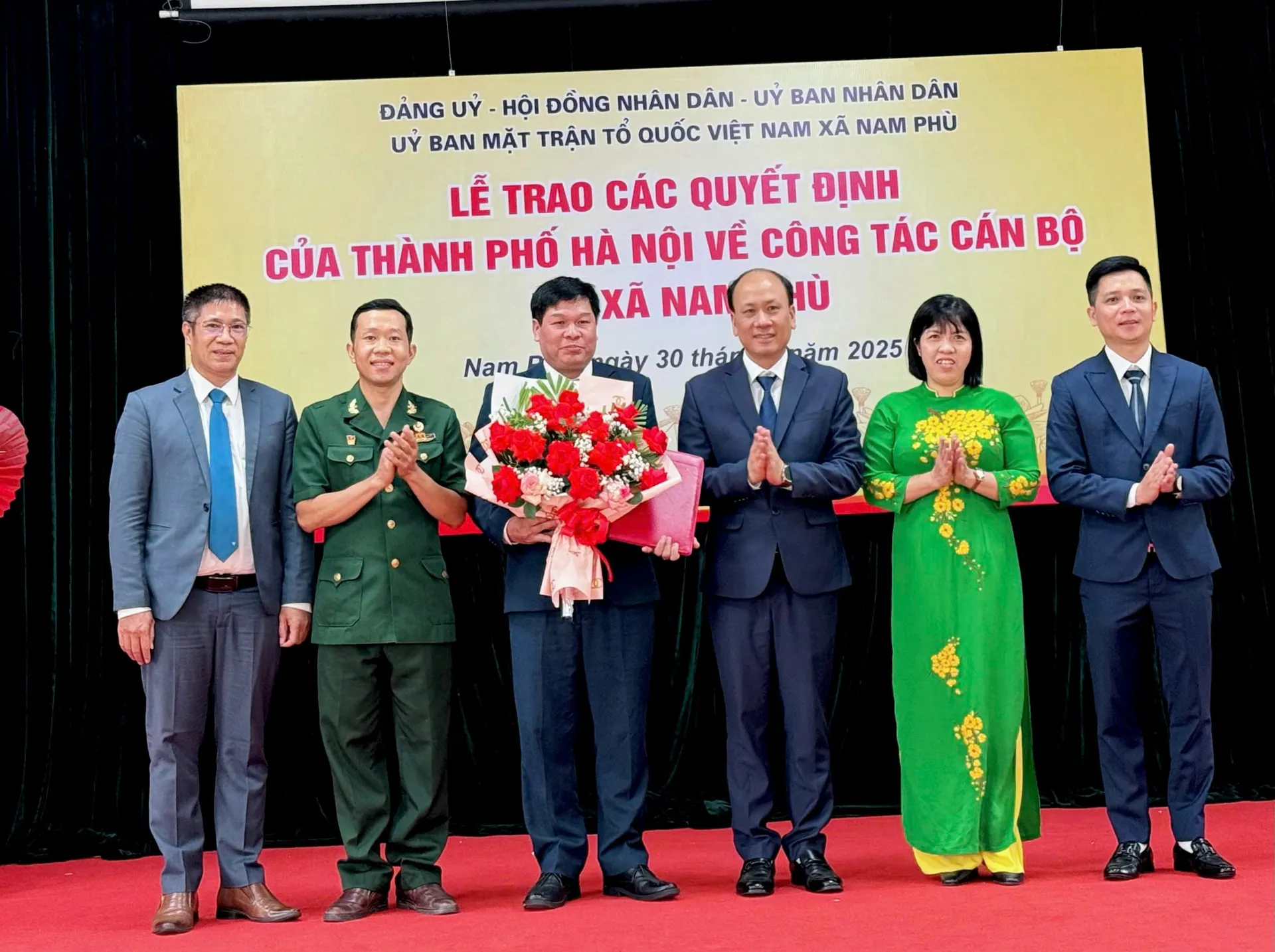 Lãnh đạo Thành phố Hà Nội trao quyết định về công tác cán bộ tại xã Nam Phù
