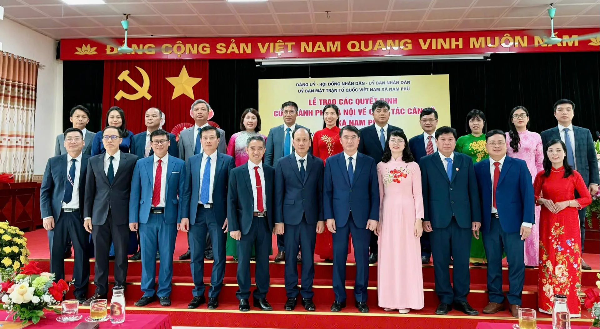 Lãnh đạo Thành phố Hà Nội trao quyết định về công tác cán bộ tại xã Nam Phù