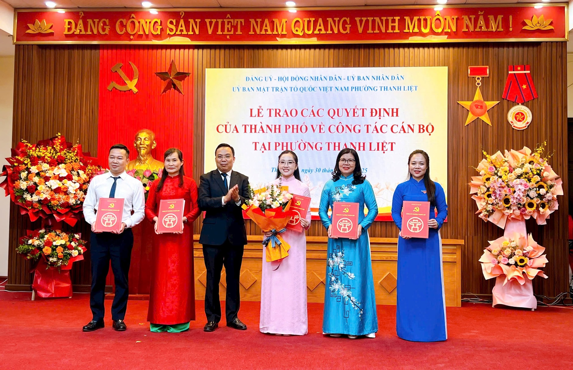 Phường Thanh Liệt công bố các quyết định của thành phố về công tác cán bộ