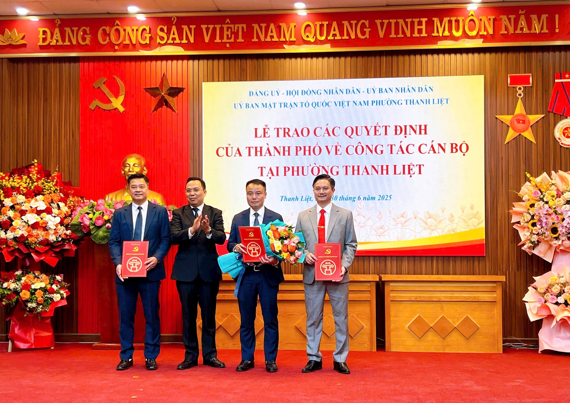 Phường Thanh Liệt công bố các quyết định của thành phố về công tác cán bộ