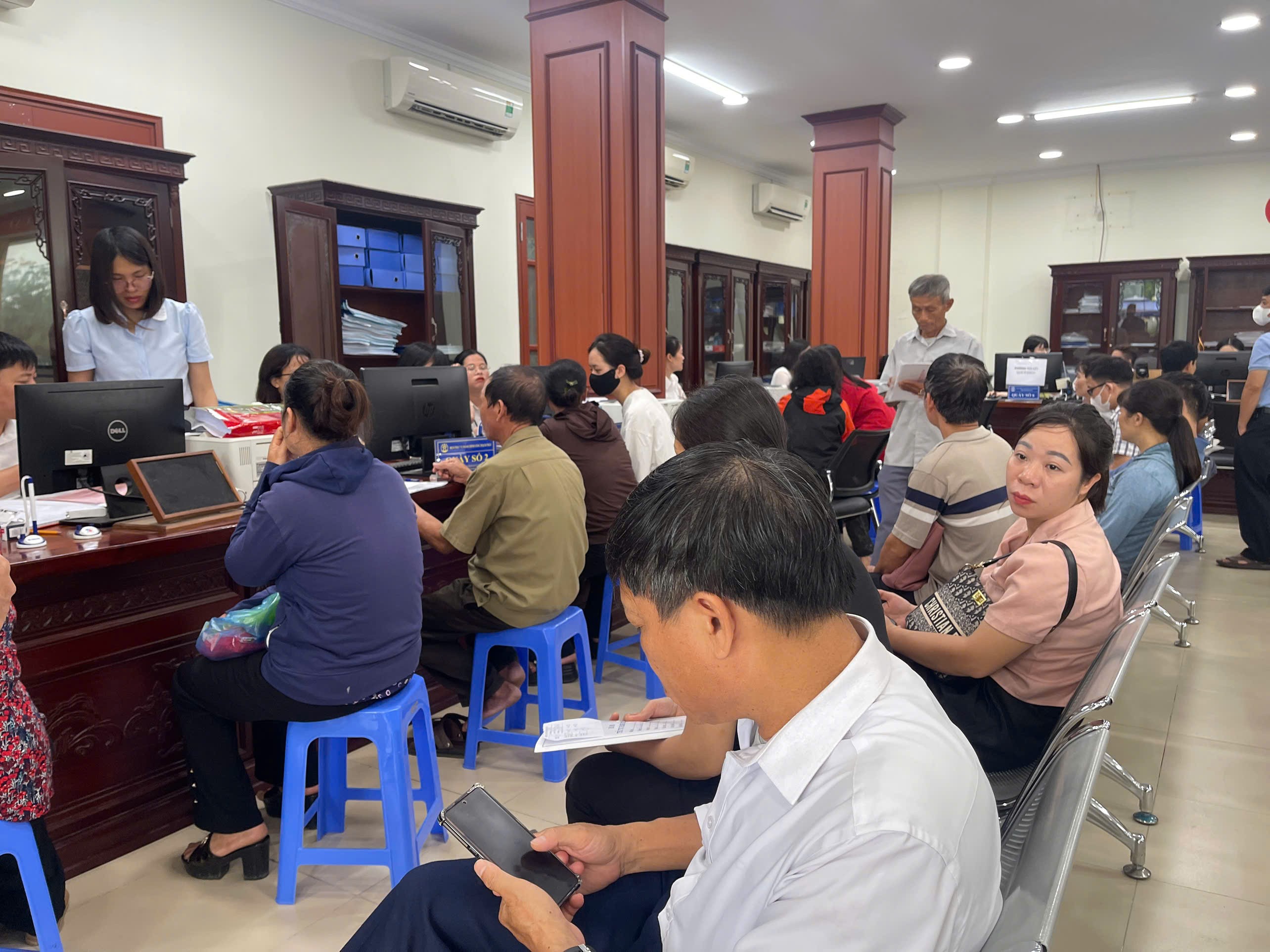 Trong buổi sáng 29-3, nhiều người dân đến Trung tâm Phục vụ hành chính công Hà Nội - Chi nhánh số 12 thị xã Sơn Tây