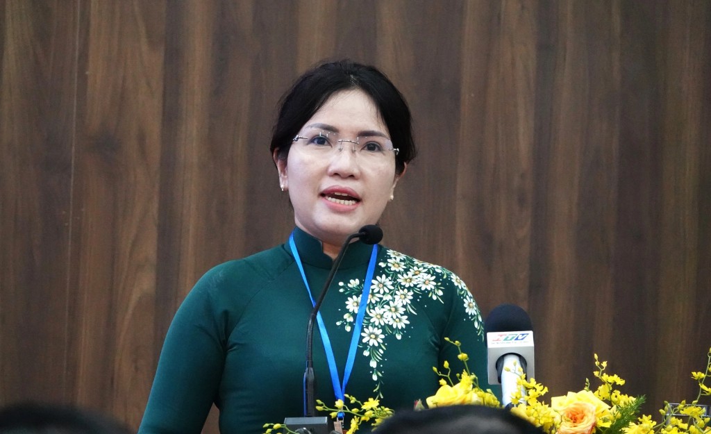 Bà Trần Thị Thanh Thủy, Chủ tịch UBND phường Dĩ An báo cáo tại buổi làm việc 