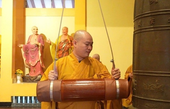 Người dân đến chùa nghe 3 hồi chuông trống bát nhã trong ngày lịch sử