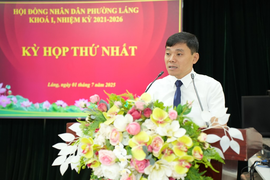 Ông Hà Phú Bình - Uỷ viên BTV Đảng uỷ, Phó Chủ tịch UBND phường Láng Trình bày đề án, tờ trình thành lập các cơ quan chuyên môn và tổ chức hành chính khác của phường Láng