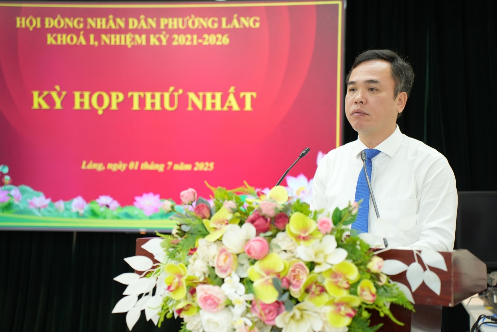Bí thư Đảng uỷ, Chủ tịch HĐND phường Láng Nguyễn Hồng Dân nhấn mạnh: Từ ngày 1/7/2025, cả nước chính thức vận hành mô hình tổ chức chính quyền địa phương 2 cấp, vì vậy, đề nghị các cấp, các ngành, các địa phương khẩn trương hoàn thiện việc sắp xếp, kiện toàn tổ chức bộ máy và bố trí nhân sự bảo đảm sớm ổn định, duy trì sự thông suốt, không để xảy ra khoảng trống, ách tắc trong thực thi nhiệm vụ hoặc gây xáo trộn đời sống cán bộ, công chức và Nhân dân.
