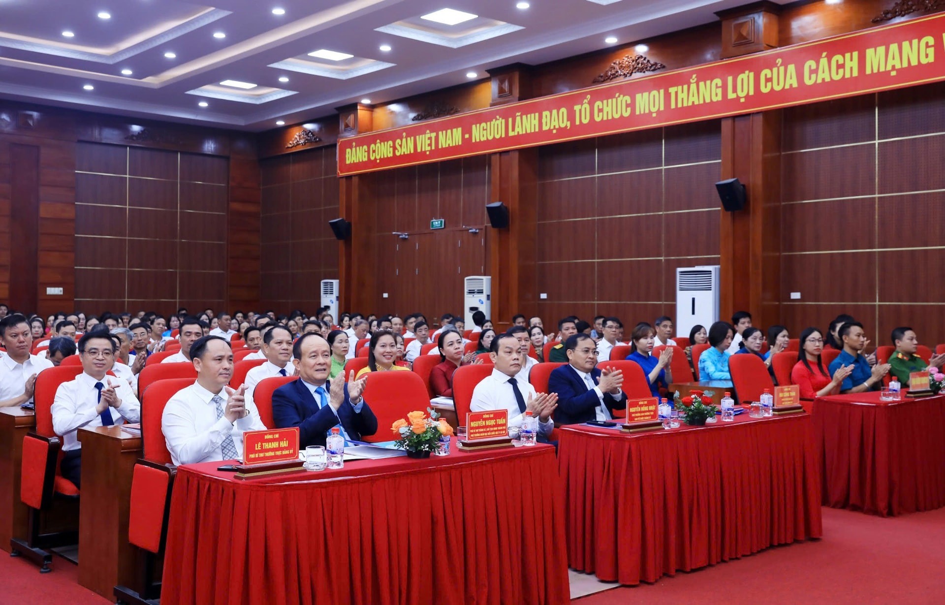 Lãnh đạo thành phố Hà Nội và các đại biểu dự kỳ họp thứ nhất của HĐND xã Phú Xuyên, khóa I. Ảnh: Tuấn Việt