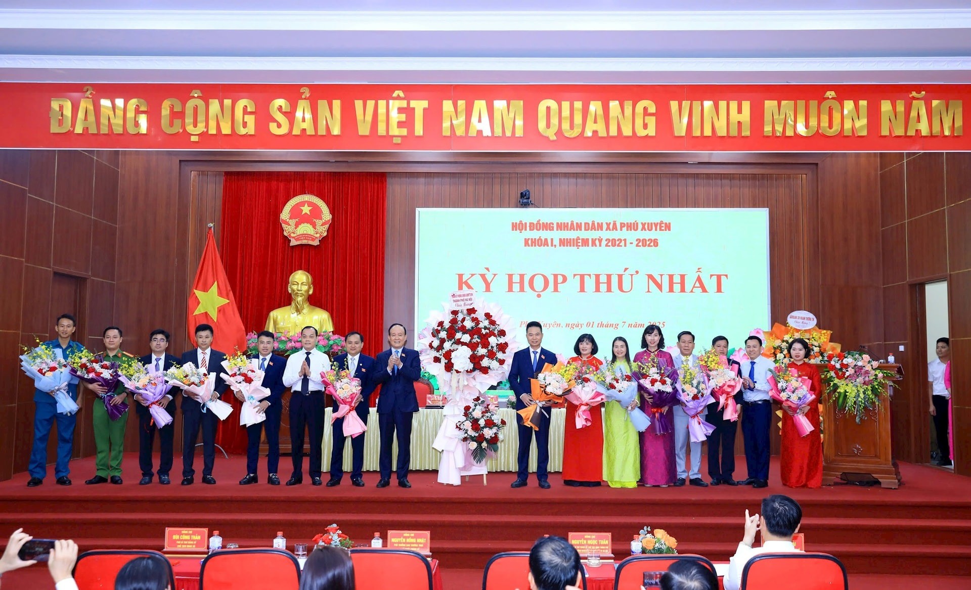 Phó Bí thư Thành ủy, Chủ tịch HĐND thành phố Hà Nội Nguyễn Ngọc Tuấn chúc mừng lãnh đạo HĐND, UBND xã Phú Xuyên. Ảnh: Tuấn Việt
