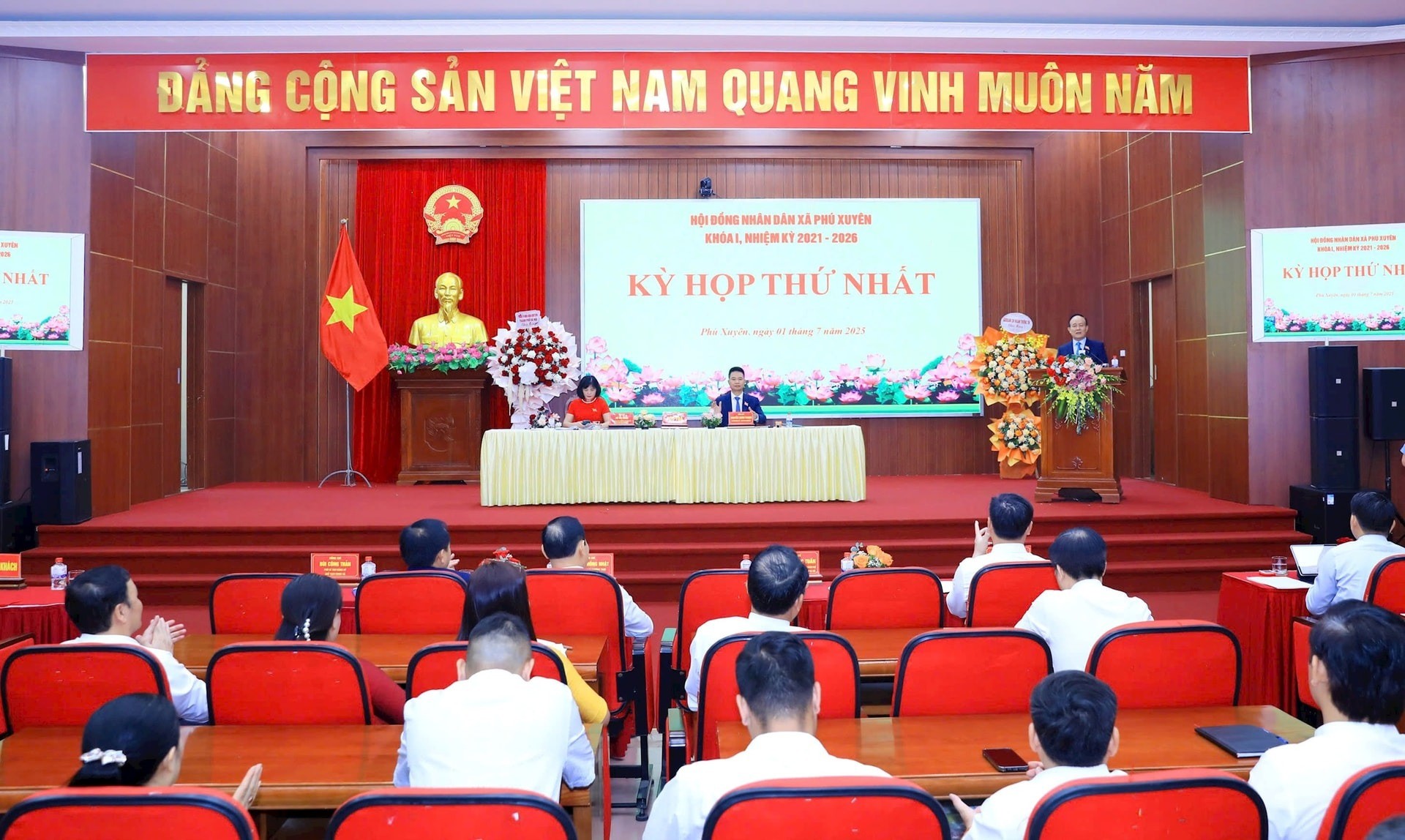 Quang cảnh kỳ họp thứ nhất, HĐND xã Phú Xuyên khóa I. Ảnh: Tuấn Việt
