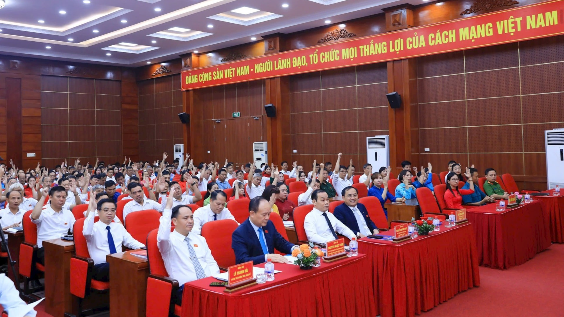 Quang cảnh kỳ họp thứ nhất, HĐND xã Phú Xuyên khóa I. Ảnh: Tuấn Việt