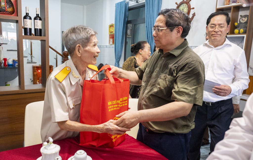 Thủ tướng yêu cầu chăm lo tốt đời sống người có công với cách mạng