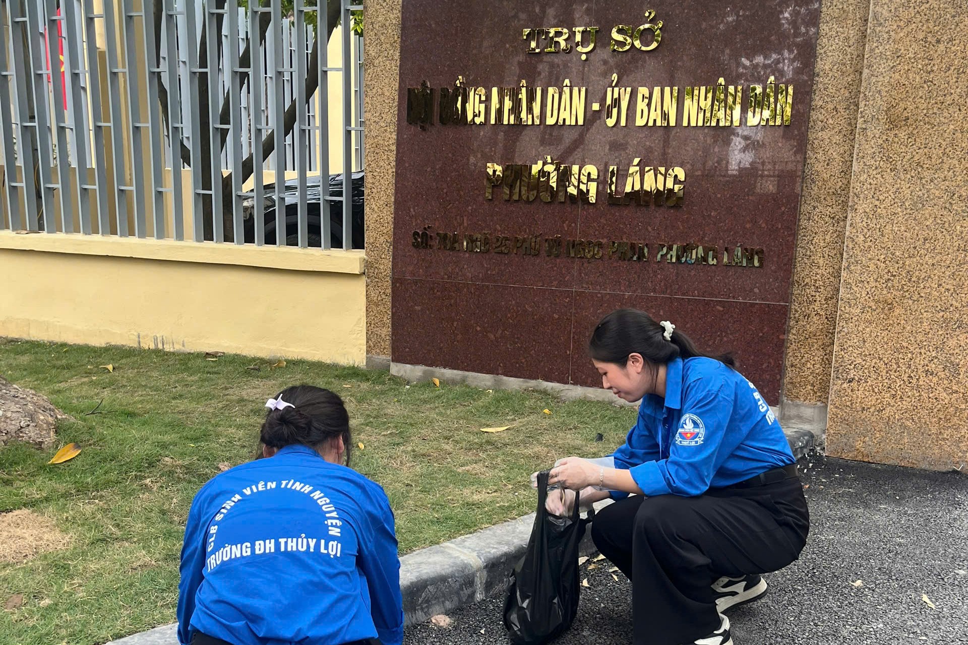 Thanh niên phường Láng tham gia dọn vệ sinh trên địa bàn phường