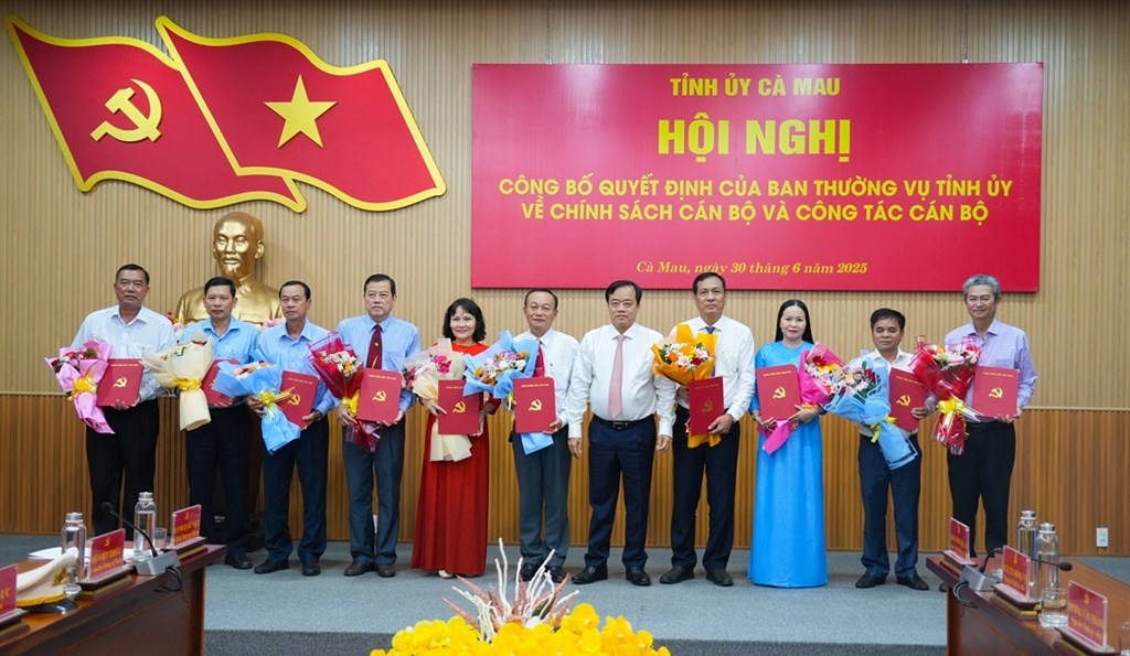 Ủy viên dự khuyết Ban Chấp hành Trung ương Đảng, Phó Bí thư Thường trực Tỉnh ủy Huỳnh Quốc Việt (thứ 5 từ phải sang) trao quyết định nghỉ hưu trức tuổi cho lãnh đạo các cơ quan Đảng, Đảng bộ thuộc Tỉnh ủy.