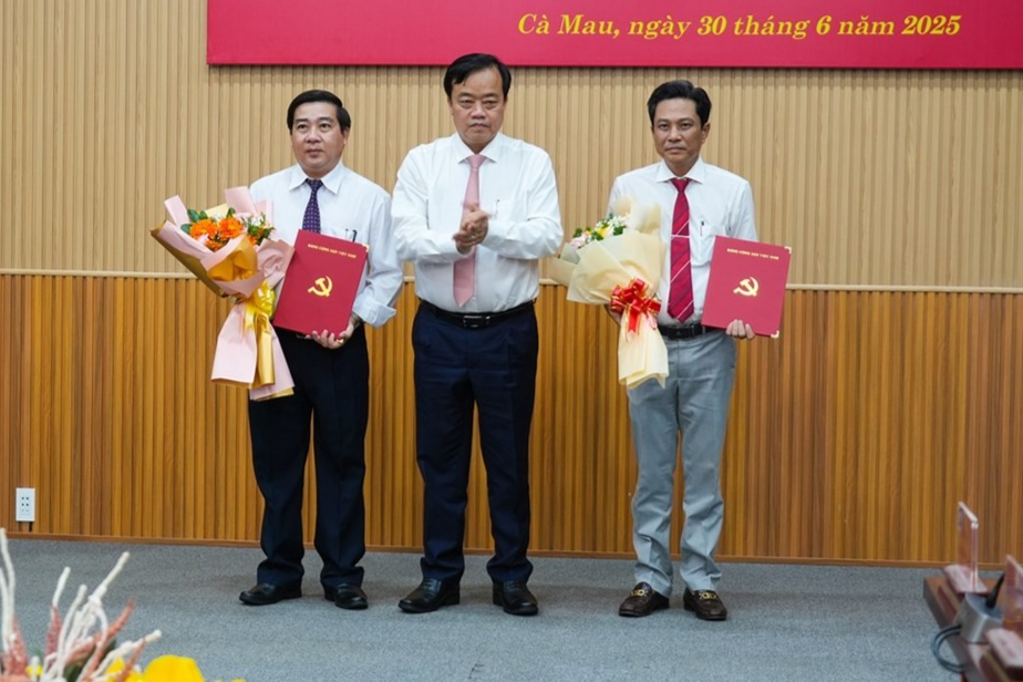 Ủy viên dự khuyết Ban Chấp hành Trung ương Đảng, Phó Bí thư Thường trực Tỉnh ủy Huỳnh Quốc Việt (người giữa) trao quyết định điều động, bổ nhiệm cho các Phó Bí thư Đảng ủy UBND tỉnh.