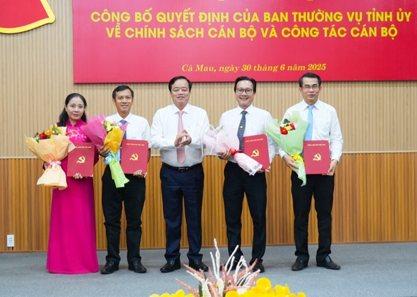 Phó Bí thư Thường trực Tỉnh ủy Huỳnh Quốc Việt (đứng giữa) trao quyết định điều động, bổ nhiệm cho các Phó Chánh Văn phòng Tỉnh ủy.