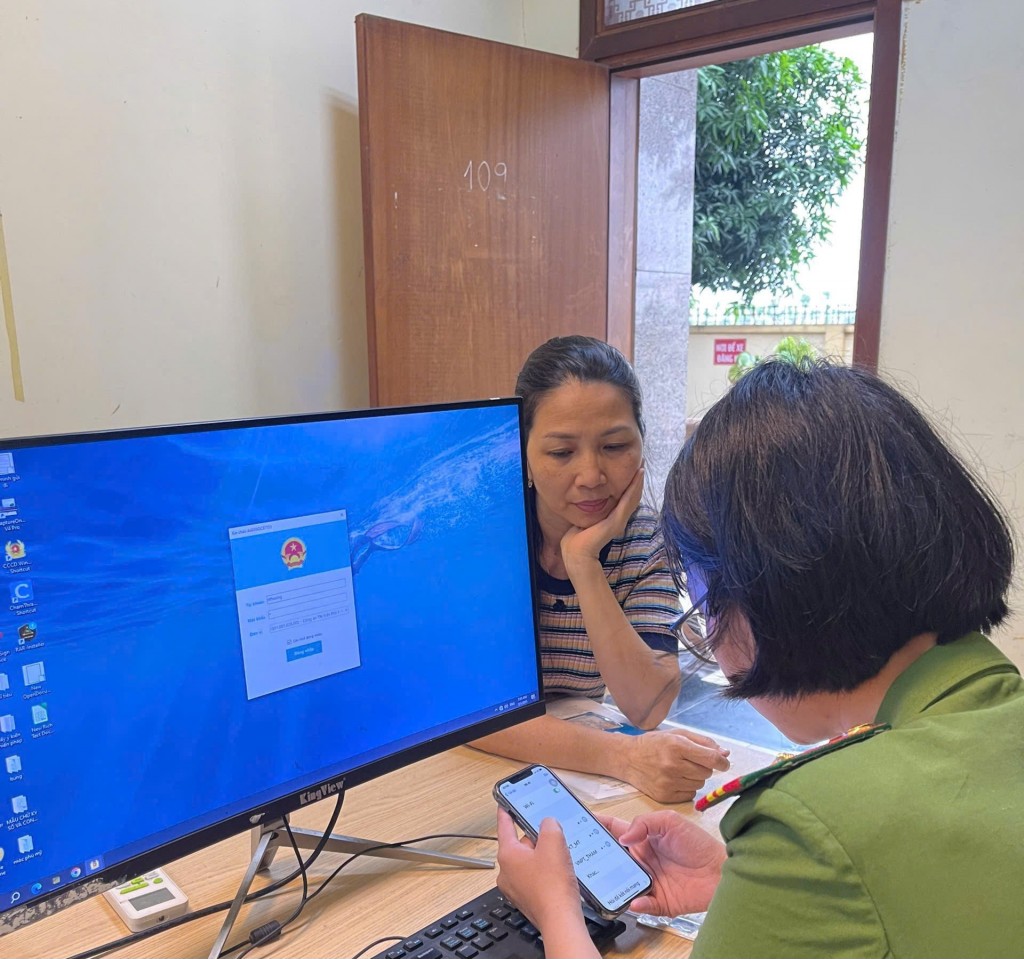 Công an xã Phú Xuyên tiếp công dân ngày đầu sau sáp nhập