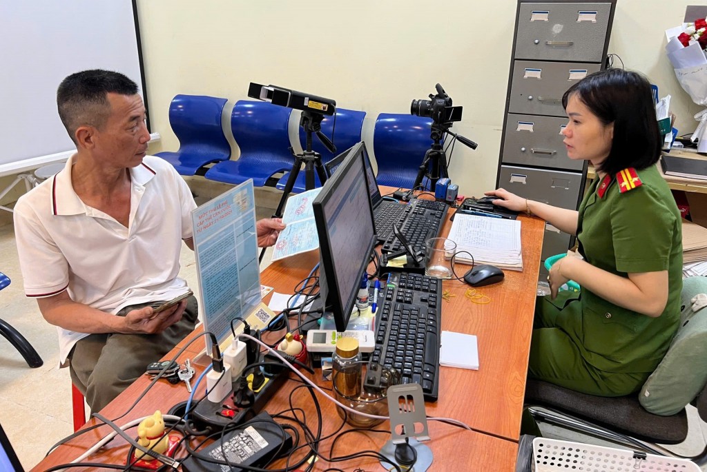 Công an xã Phú Xuyên tiếp công dân ngày đầu sau sáp nhập