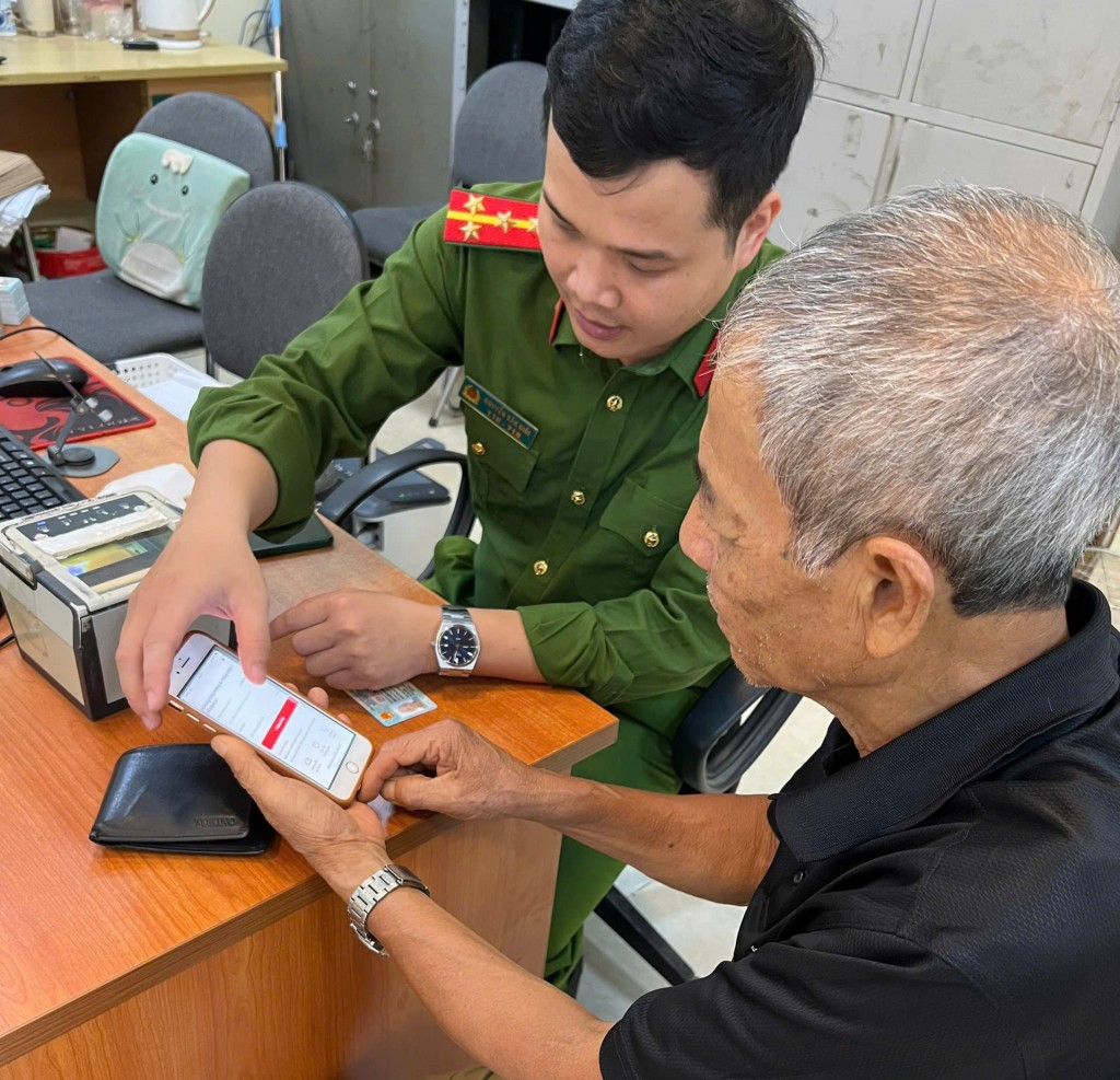 Công an xã Phú Xuyên tiếp công dân ngày đầu sau sáp nhập