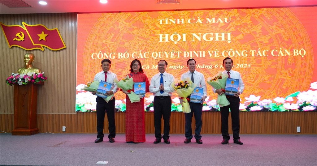  Phó Chủ tịch HĐND tỉnh Phan Hoàng Vũ trao các Quyết định của Thường trực HĐND tỉnh bổ nhiệm các Phó Chánh Văn phòng Đoàn Đại biểu quốc hội và HĐND tỉnh Cà Mau.