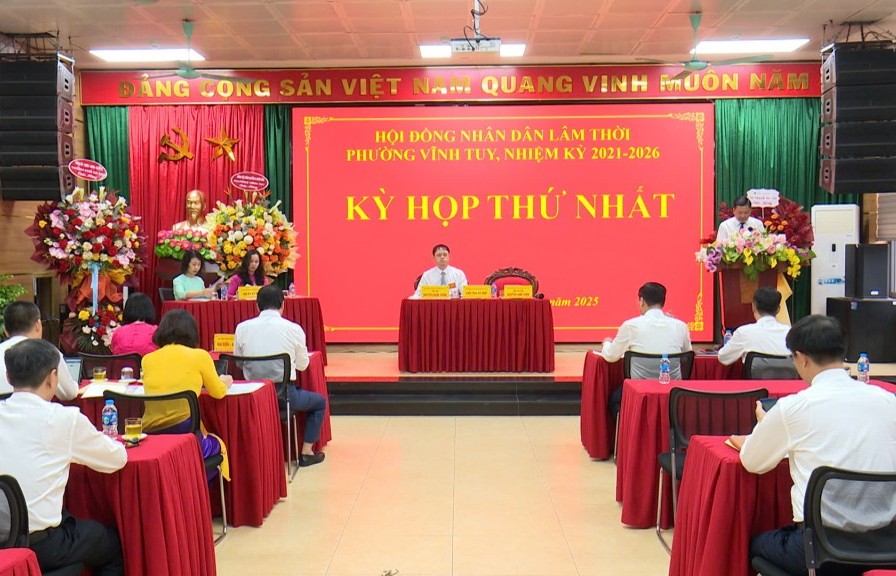 Đông đảo người dân đến phường mới giải quyết thủ tục hành chính