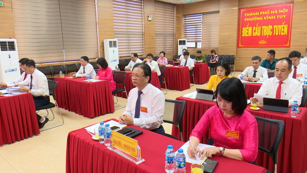 Đông đảo người dân đến phường mới giải quyết thủ tục hành chính