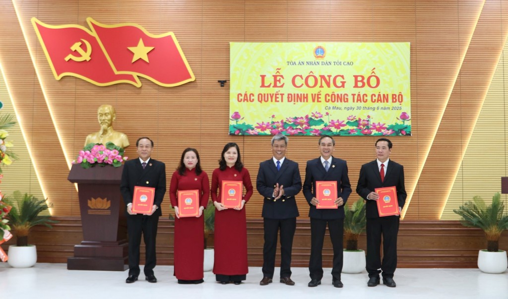 Ông Thái Rết - Chánh án TAND tỉnh Cà Mau (sau hợp nhất), trao quyết định bổ nhiệm các Phó Chánh án TAND tỉnh Cà Mau.