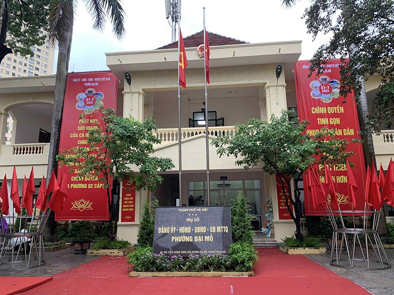 Cờ hoa, khẩu hiệu được trang trí chuẩn bị cho ngày đầu vận hành chính quyền địa phương hai cấp theo quyết định của Trung ương và thành phố