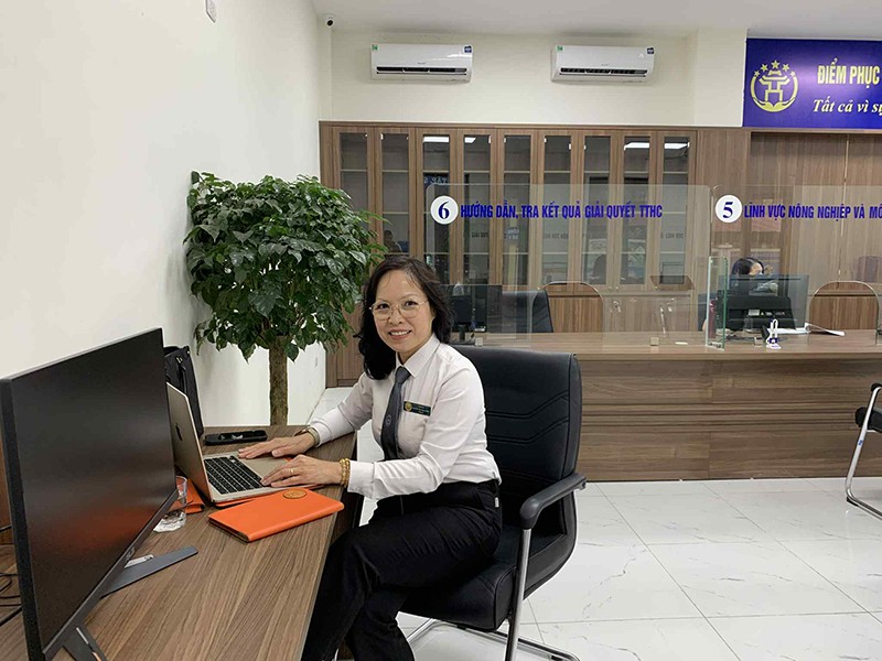 Luật sư Nguyễn Ngọc Bích (Đoàn Luật sư Hà Nội) trực tại bộ phận phục vụ hành chính công phường Đại Mỗ để hỗ trợ tư vấn pháp luật cho cán bộ và người dân trên địa bàn 