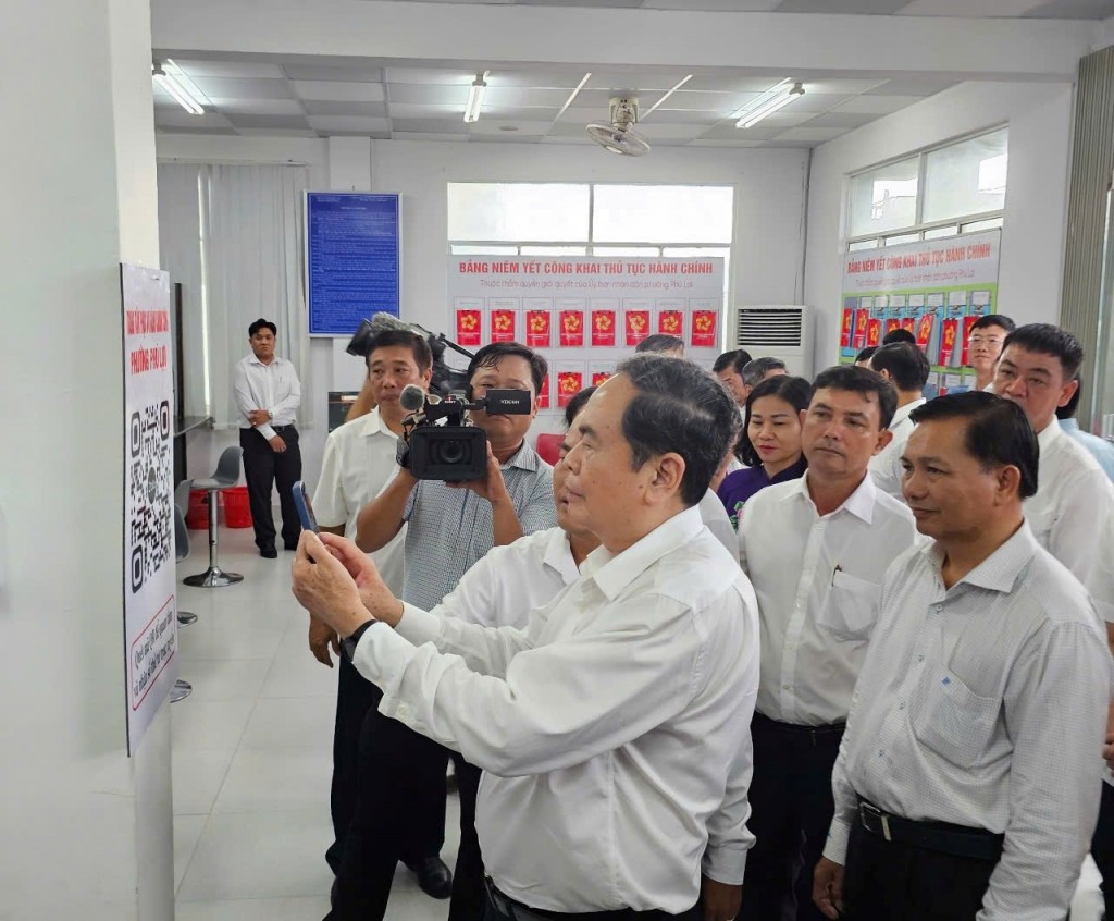 Chủ tịch quốc hội Trần Thanh mẫn thăm phường Phú Lợi - Ảnh: L.X.C