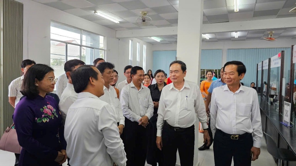 Trần Thanh Mẫn, Ủy viên Bộ Chính trị, Chủ tịch Quốc hội (thứ 2 từ trái qua) và đoàn công tác kiểm tra công tác vận hành các xã, phường mới sau khi sáp nhập
