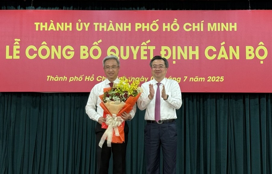 Thành ủy TP Hồ Chí Minh trao nhiều quyết định cán bộ chủ chốt