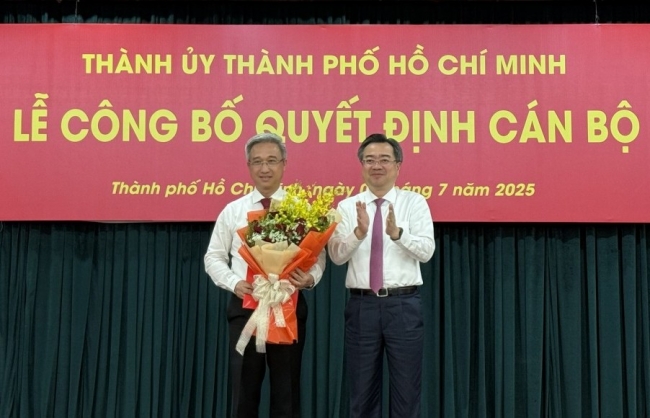Thành ủy TP Hồ Chí Minh trao nhiều quyết định cán bộ chủ chốt