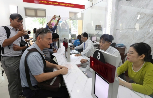 Người dân phấn khởi đến làm thủ tục tại chính quyền địa phương 2 cấp