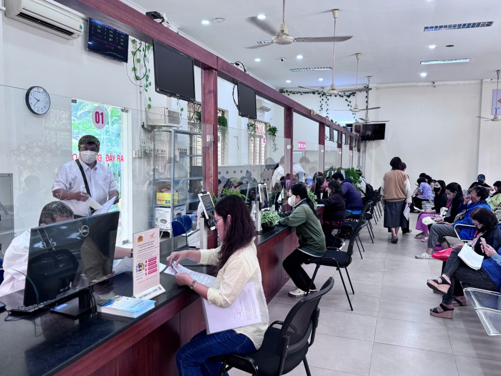 Không khí làm việc sôi nổi trong những ngày đầu vận hành chính quyền mới