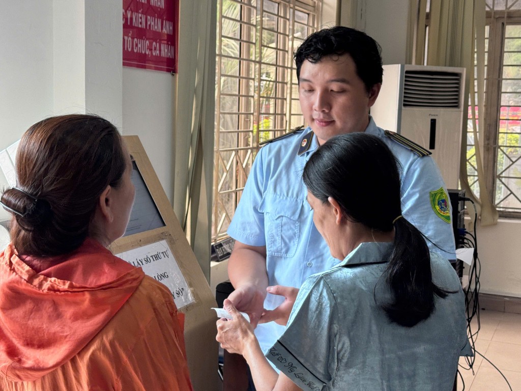 Mọi công đoạn, thủ tục đều được cán bộ, nhân viên hướng dẫn nhiệt tình cho người dân