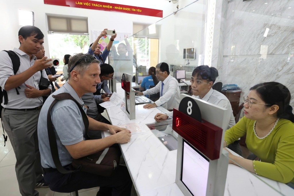 Một người quốc tịch Đức đến Trung tâm phục vụ hành chính công phường Sài Gòn để thực hiện một số thủ tục hành chính