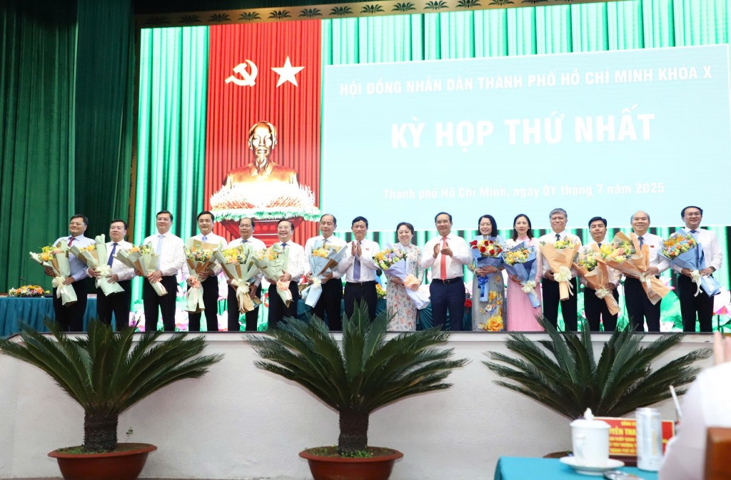 Lãnh đạo TP Hồ Chí Minh chúc mừng 16 ủy viên UBND thành phố (Ảnh: Nguyễn Phan)