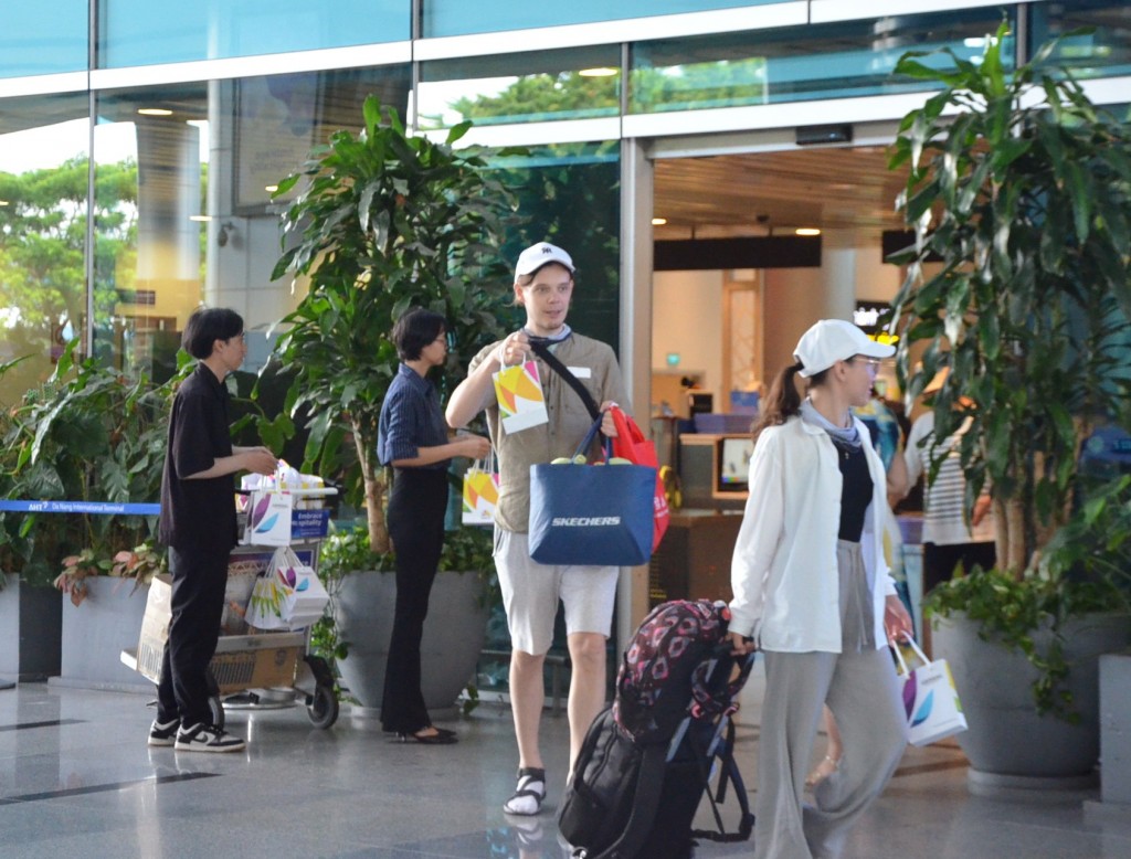 Chuyến bay đầu tiên mang số hiệu PR585 của Hãng hàng không Philippine Airlines hạ cánh tại sân bay quốc tế Đà Nẵng, cùng với 193 hành khách (Ảnh Đ.Minh)