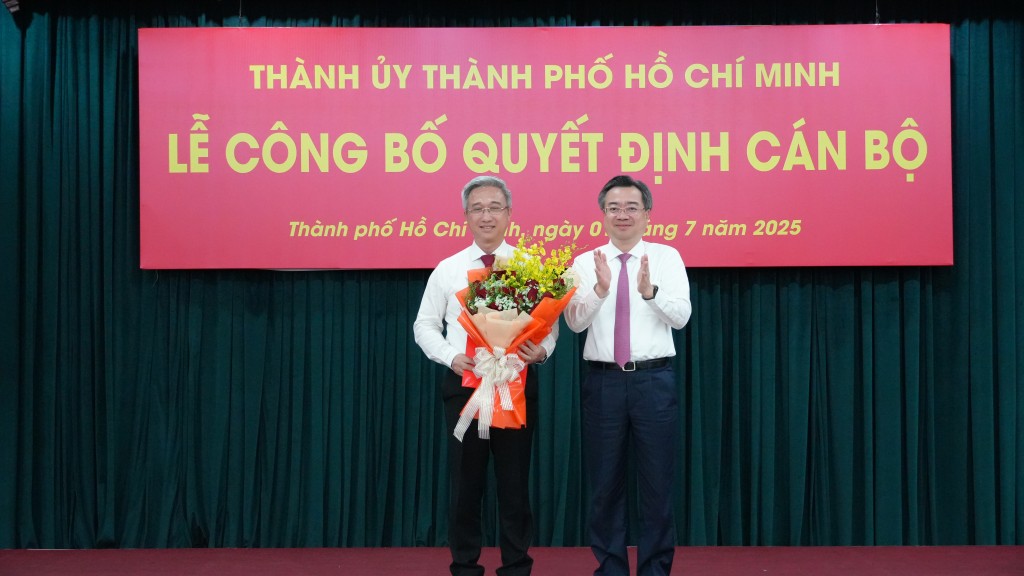 Phó Bí thư Thường trực Thành ủy Nguyễn Thanh Nghị trao quyết định cho đồng chí Đặng Minh Thông