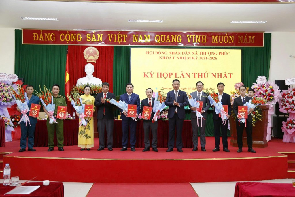 Ra mắt các lãnh đạo xã Thượng Phúc