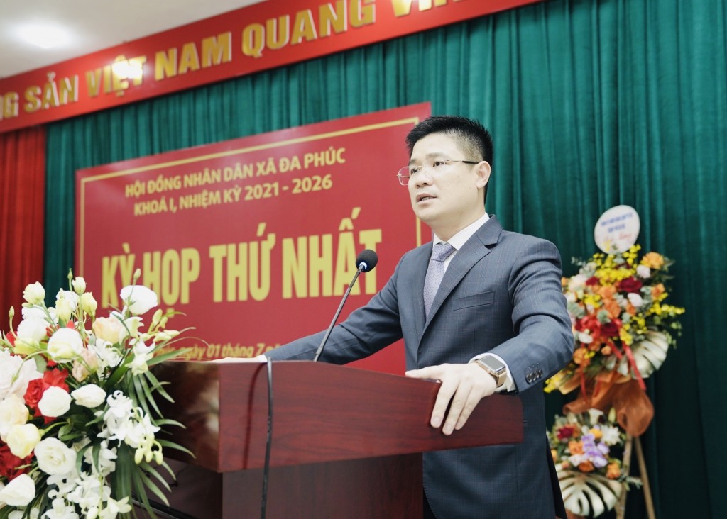 Đồng chí Nguyễn Hồng Minh - Bí thư Đảng ủy, Chủ tịch HĐND xã phát biểu khai mạc kì họp