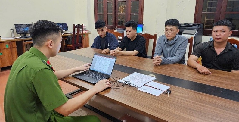 Ảnh 2: Công an làm việc với 4 đối tượng mua bán trái phép chất ma túy