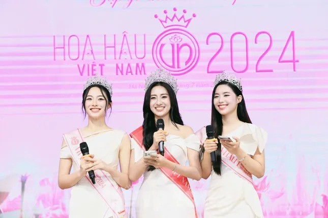 Ba cô gái thể hiện ca khúc ngẫu hứng